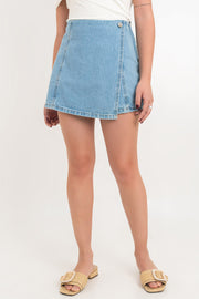 Falda short corto cruzado de denim, corte en a, cintura alta, cortes decorativos con abertura y cierre frontal con botón en contraste.