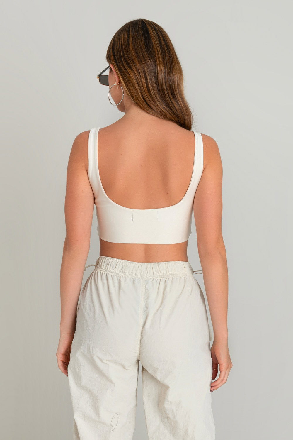 Crop top de fit ajustado, tirantes, escote cuadrado y bajo frontal curveado.