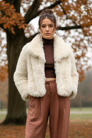 Abrigo corto de efecto pelo, fit oversized, con solapa y manga larga.