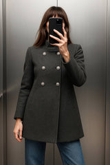 Abrigo cruzado de cuello alto botones en contraste