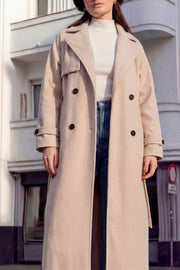 Abrigo largo de doble cruce de botón en contraste, manga larga con trabilla y botón en puños, con solapa, bata decorativa frontal, bolsillos delanteros con vivos, trabillas y cinturón amarrable del mismo tejido.