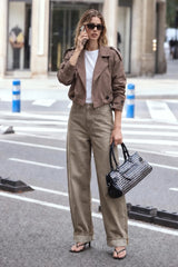 Abrigo trench corto de pliegues