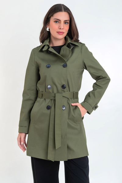 Abrigo trench corto de fit recto, con cuello solapa, bolsillos delanteros con vivos, detalle de bata trasera y manga larga. Trabillas, cinturón amarrable del mismo tejido y cierre frontal con doble cruce de botones en contraste. Detalle de trabilla y botón en hombros, bata trasera, cuello y puños.