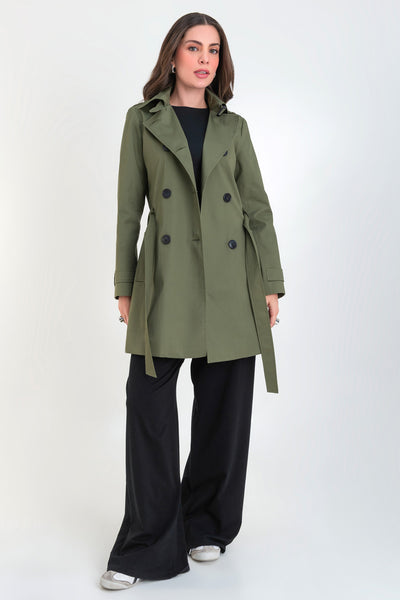 Abrigo trench corto de fit recto, con cuello solapa, bolsillos delanteros con vivos, detalle de bata trasera y manga larga. Trabillas, cinturón amarrable del mismo tejido y cierre frontal con doble cruce de botones en contraste. Detalle de trabilla y botón en hombros, bata trasera, cuello y puños.