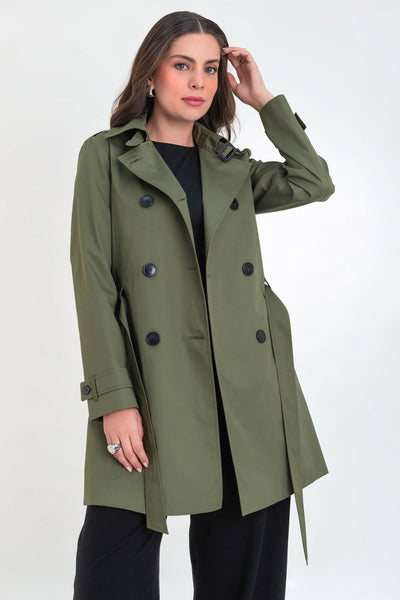 Abrigo trench corto de fit recto, con cuello solapa, bolsillos delanteros con vivos, detalle de bata trasera y manga larga. Trabillas, cinturón amarrable del mismo tejido y cierre frontal con doble cruce de botones en contraste. Detalle de trabilla y botón en hombros, bata trasera, cuello y puños.