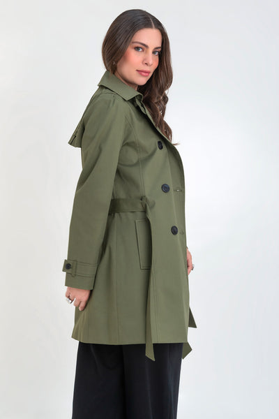 Abrigo trench corto de fit recto, con cuello solapa, bolsillos delanteros con vivos, detalle de bata trasera y manga larga. Trabillas, cinturón amarrable del mismo tejido y cierre frontal con doble cruce de botones en contraste. Detalle de trabilla y botón en hombros, bata trasera, cuello y puños.