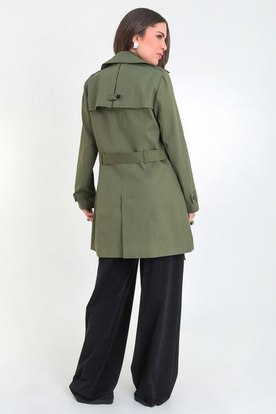 Abrigo trench corto de fit recto, con cuello solapa, bolsillos delanteros con vivos, detalle de bata trasera y manga larga. Trabillas, cinturón amarrable del mismo tejido y cierre frontal con doble cruce de botones en contraste. Detalle de trabilla y botón en hombros, bata trasera, cuello y puños.