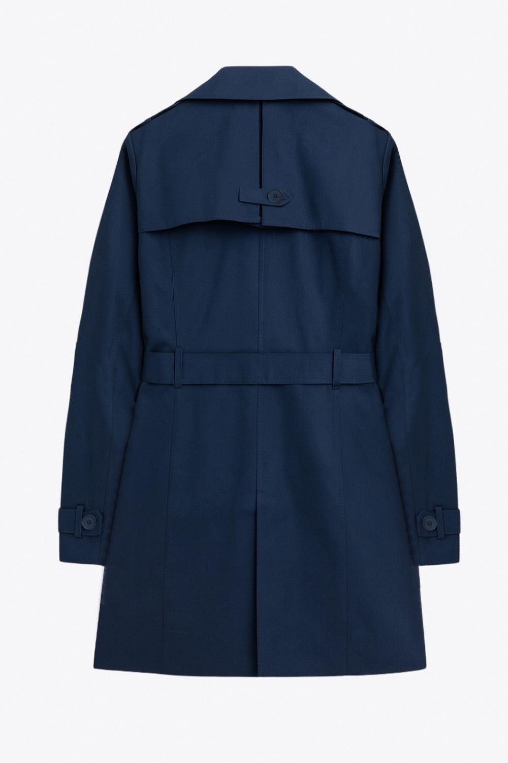 Abrigo trench corto de fit recto, con cuello solapa, bolsillos delanteros con vivos, detalle de bata trasera y manga larga. Trabillas, cinturón amarrable del mismo tejido y cierre frontal con doble cruce de botones en contraste. Detalle de trabilla y botón en hombros, bata trasera, cuello y puños.