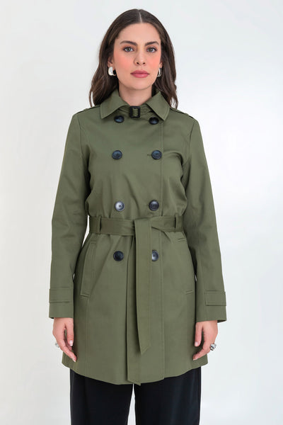 Abrigo trench corto de fit recto, con cuello solapa, bolsillos delanteros con vivos, detalle de bata trasera y manga larga. Trabillas, cinturón amarrable del mismo tejido y cierre frontal con doble cruce de botones en contraste. Detalle de trabilla y botón en hombros, bata trasera, cuello y puños.