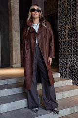 Abrigo trench largo de efecto piel con solapa