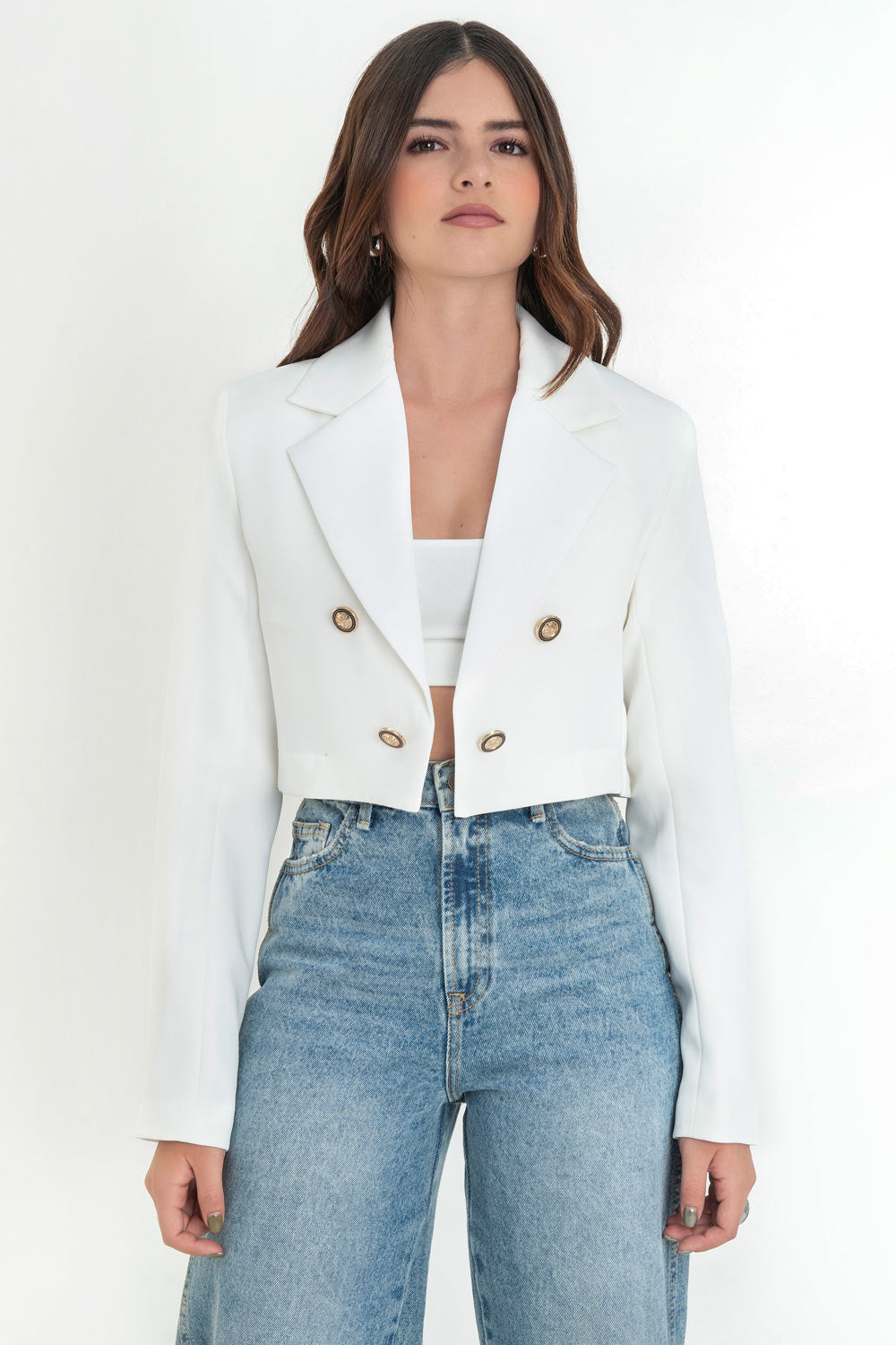 Blazer corto abierto, de fit recto, con solapa y hombreras, manga larga y detalle frontal de botones decorativos en contraste.
