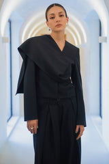 Blazer corto fit recto con detalle cruzado frontal