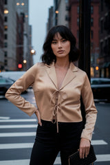 Blazer corto satinado con solapa con doble lazo