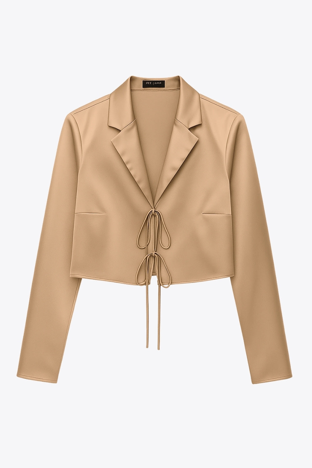 Blazer corto satinado de fit recto, manga larga, con solapa y cierre frontal con doble lazo amarrable.