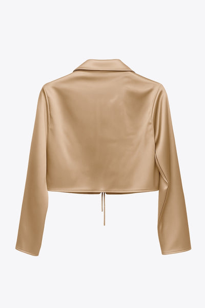 Blazer corto satinado de fit recto, manga larga, con solapa y cierre frontal con doble lazo amarrable.