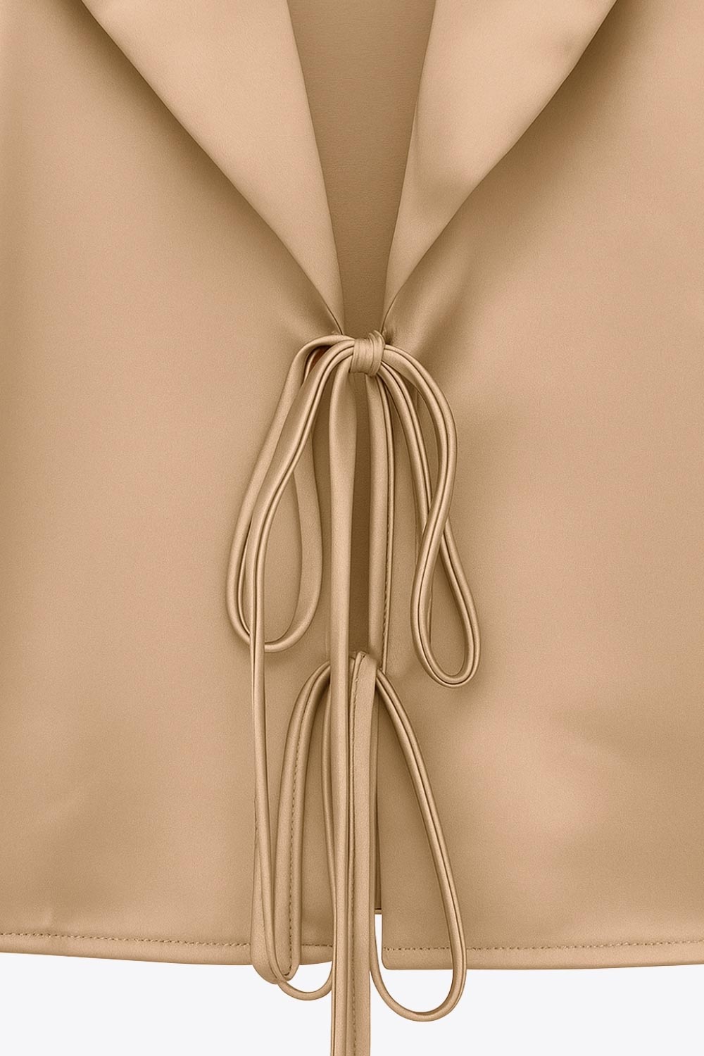 Blazer corto satinado de fit recto, manga larga, con solapa y cierre frontal con doble lazo amarrable.