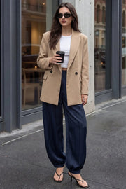 Blazer cruzado de fit oversized, con solapa y hombreras, manga larga, vivo frontal, bolsillos delanteros con cartera. Cierre frontal con cruce de botones.
