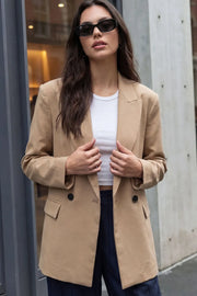 Blazer cruzado de fit oversized, con solapa y hombreras, manga larga, vivo frontal, bolsillos delanteros con cartera. Cierre frontal con cruce de botones.
