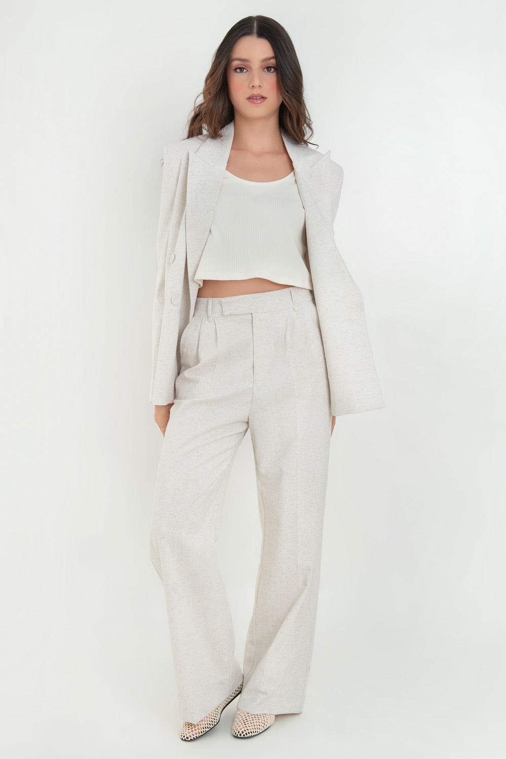 Blazer cruzado de fit oversized, con solapa y hombreras, manga larga, bolsillos delanteros con cartera y cierre frontal con cruce de botones.