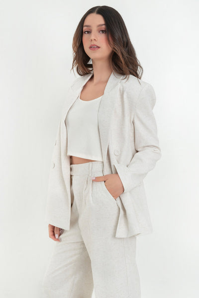 Blazer cruzado de fit oversized, con solapa y hombreras, manga larga, bolsillos delanteros con cartera y cierre frontal con cruce de botones.