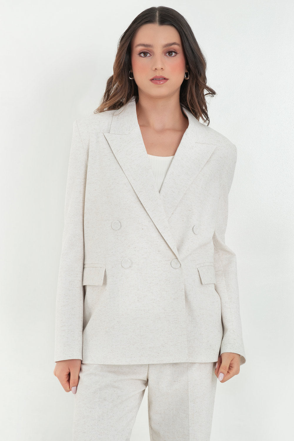 Blazer cruzado de fit oversized, con solapa y hombreras, manga larga, bolsillos delanteros con cartera y cierre frontal con cruce de botones.