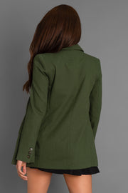 Blazer de fit recto, con hombreras y solapa, manga larga con puño abotonado y bolsillos delanteros con cartera. Cierre frontal con doble cruce de botón en contraste.