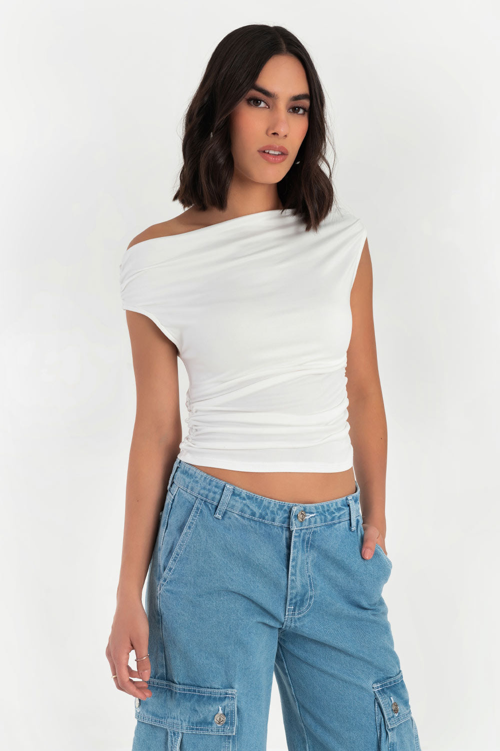 Blusa de fit ajustado, manga corta seguida con plisados en laterales, hombros descubiertos, plisados en costados y escote recto.