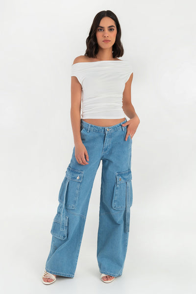Blusa de fit ajustado, manga corta seguida con plisados en laterales, hombros descubiertos, plisados en costados y escote recto.