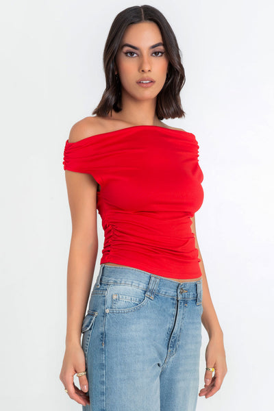 Blusa de fit ajustado, manga corta seguida con plisados en laterales, hombros descubiertos, plisados en costados y escote recto.