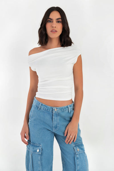 Blusa de fit ajustado, manga corta seguida con plisados en laterales, hombros descubiertos, plisados en costados y escote recto.