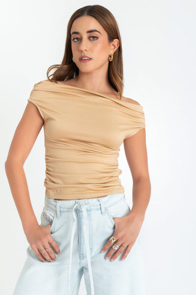 Blusa de fit ajustado, manga corta seguida con plisados en laterales, hombros descubiertos, plisados en costados y escote recto.