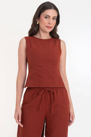 Blusa corta de fit ajustado, sin mangas, cuello redondo, pinzas frontales y cut out en espalda con lazo amarrable posterior. Cierre posterior con broche oculto.
