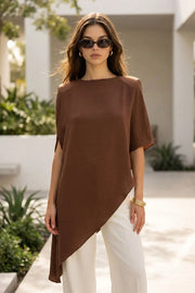Blusa tipo túnica asimétrica, de cuello redondo, con hombreras, manga corta seguida, fit fluido y bajo asimétrico.