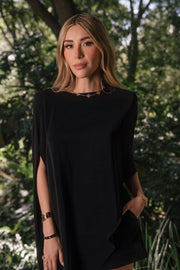 Blusa tipo túnica asimétrica, de cuello redondo, con hombreras, manga corta seguida, fit fluido y bajo asimétrico.