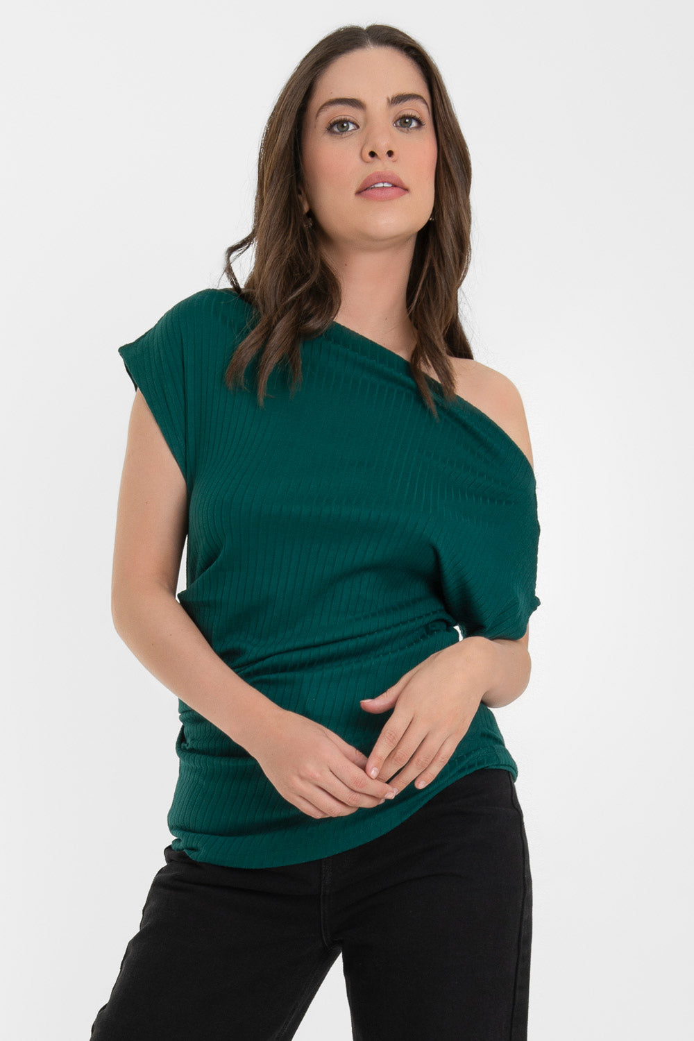 Blusa canalé asimétrica de fit ajustado, manga corta seguida con plisados en hombros y escote diagonal con hombro descubierto. Detalles plisados en costados.