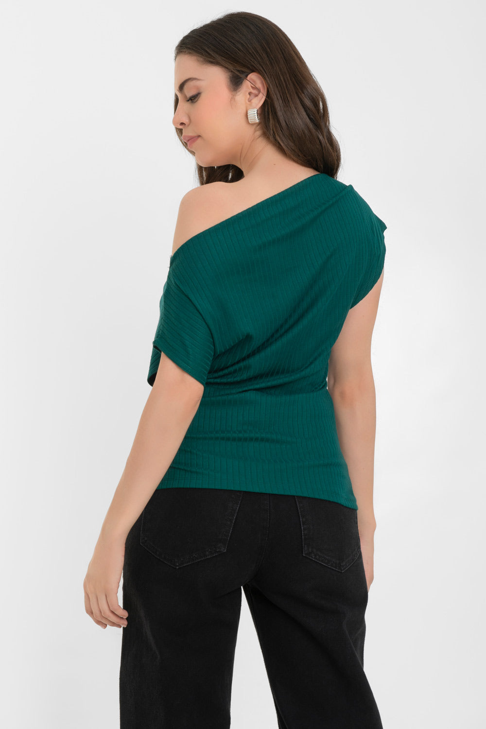 Blusa canalé asimétrica de fit ajustado, manga corta seguida con plisados en hombros y escote diagonal con hombro descubierto. Detalles plisados en costados.