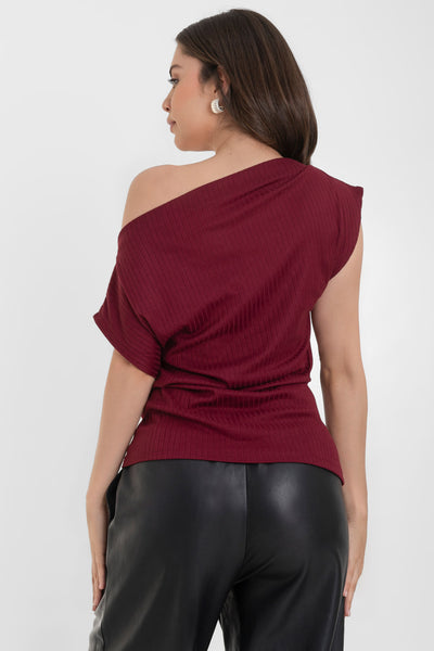 Blusa canalé asimétrica de fit ajustado, manga corta seguida con plisados en hombros y escote diagonal con hombro descubierto. Detalles plisados en costados.