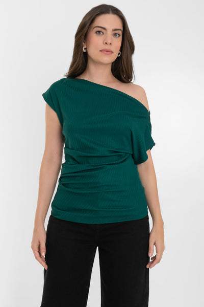 Blusa canalé asimétrica de fit ajustado, manga corta seguida con plisados en hombros y escote diagonal con hombro descubierto. Detalles plisados en costados.