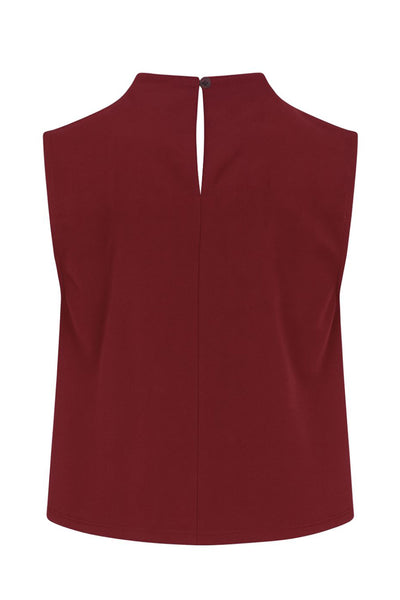 Blusa sin mangas de fit recto, cuello mock con detalles plisados y cierre posterior con botón y ojal.