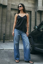 Blusa fluida larga de tirantes delgados ajustables, escote v con escote decorativo en contraste, cut out diagonal y bajo asimétrico frontal.