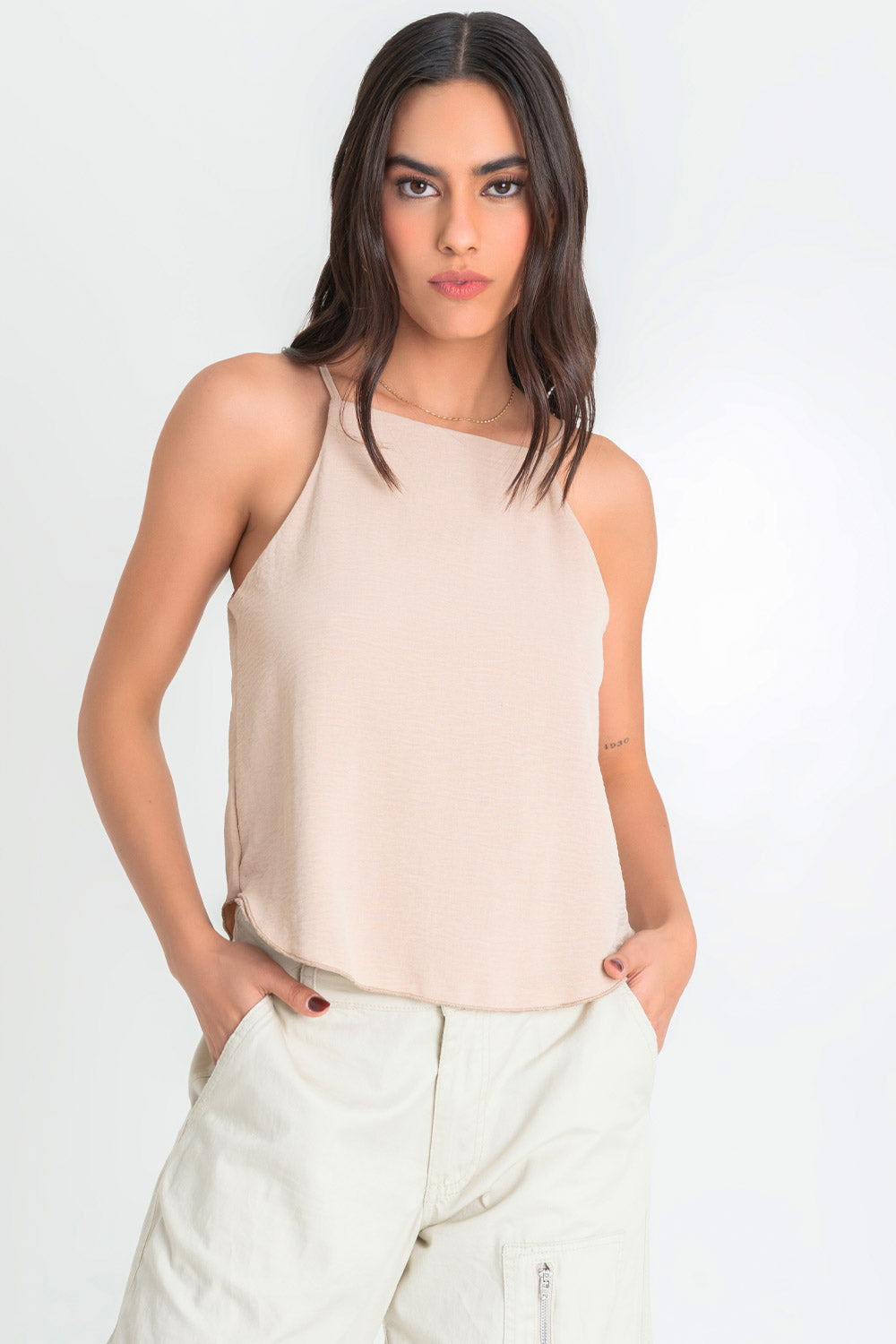 Blusa de fit ligeramente oversized, tirantes delgados, escote recto y bajo redondeado.