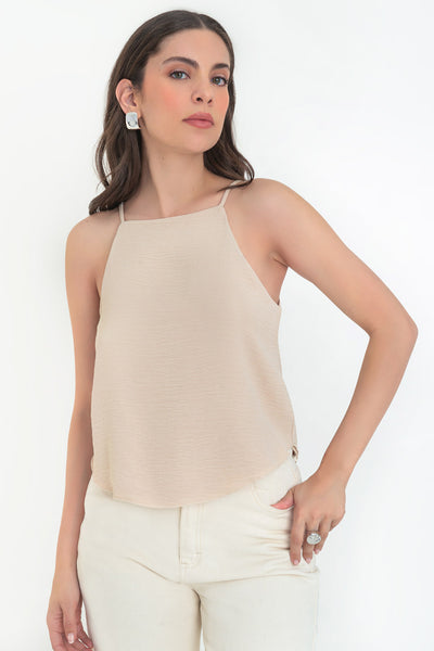 Blusa de fit ligeramente oversized, tirantes delgados, escote recto y bajo redondeado.