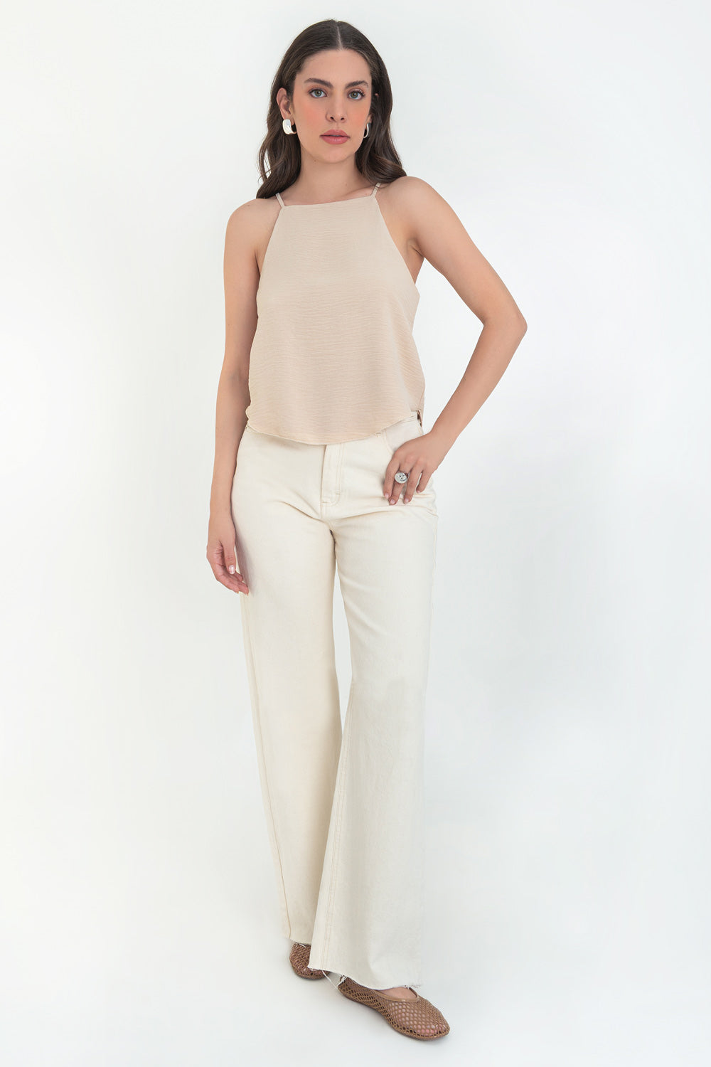 Blusa de fit ligeramente oversized, tirantes delgados, escote recto y bajo redondeado.