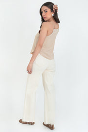 Blusa de fit ligeramente oversized, tirantes delgados, escote recto y bajo redondeado.