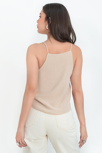 Blusa de fit ligeramente oversized, tirantes delgados, escote recto y bajo redondeado.