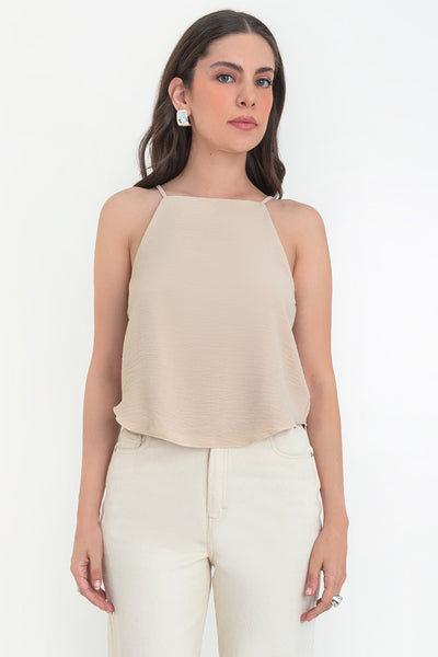 Blusa de fit ligeramente oversized, tirantes delgados, escote recto y bajo redondeado.