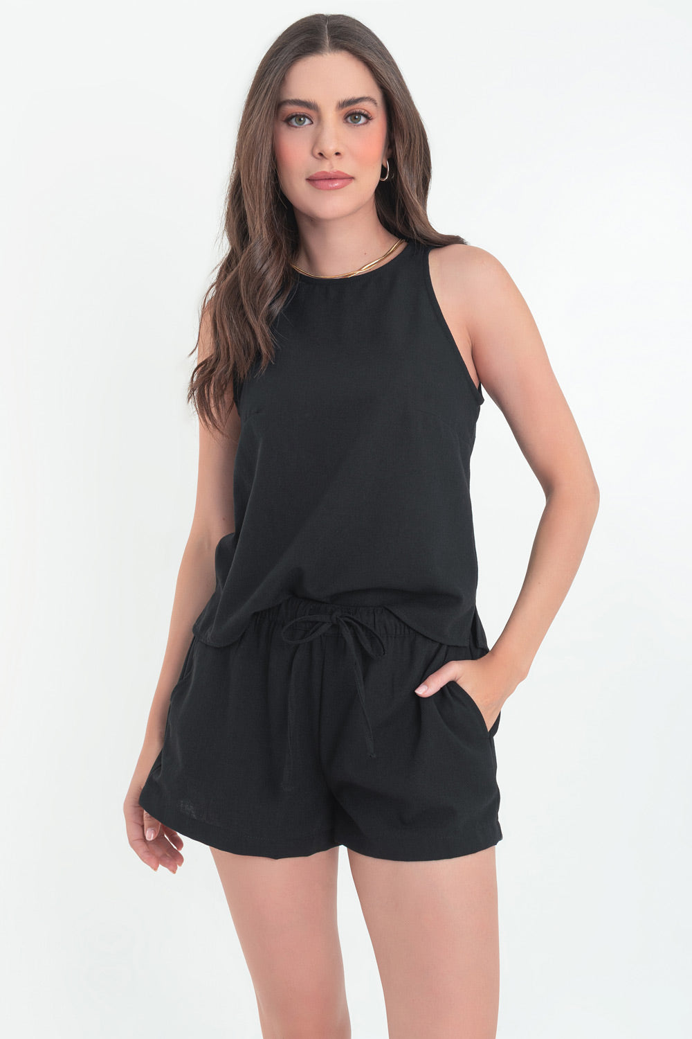 Blusa corta básica de fit recto, cuello redondo, sin mangas, aberturas laterales en bajo, cierre posterior con botón y ojal.