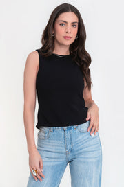Blusa corta de fit recto, cuello redondo, sin mangas, escote en espalda y cierre posterior con lazado amarrable.