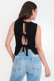 Blusa corta de fit recto, cuello redondo, sin mangas, escote en espalda y cierre posterior con lazado amarrable.