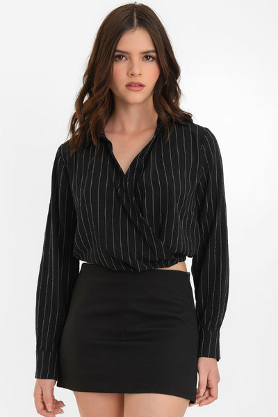 Blusa corta de estampado rayas, cuello camisero, manga larga con puño abotonado, escote v cruzado y elástico posterior en bajo.